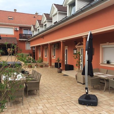 Csillag Panzio Hotel วาค ภายนอก รูปภาพ