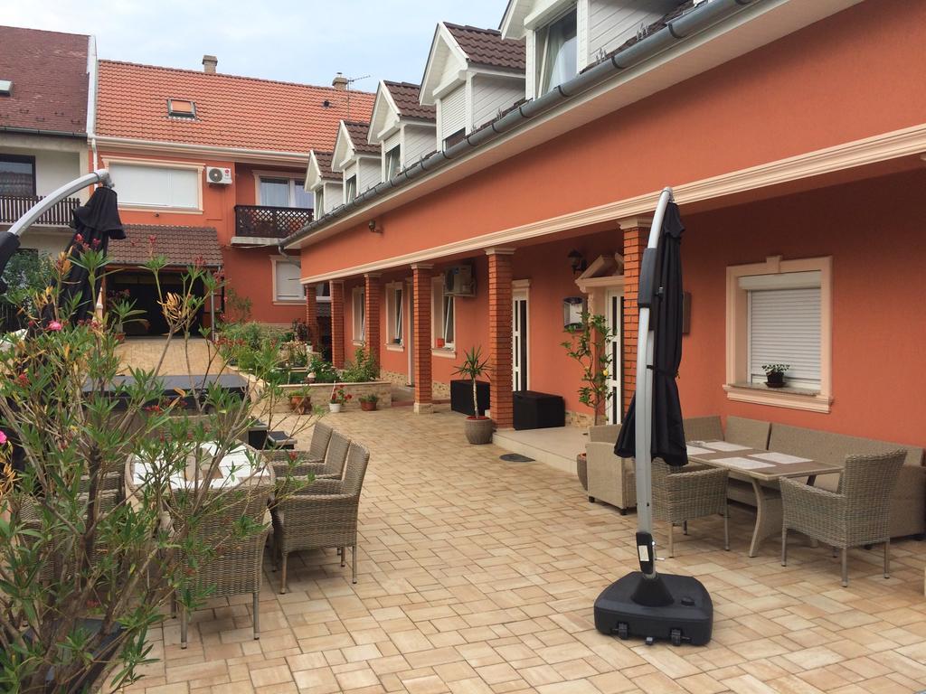 Csillag Panzio Hotel วาค ภายนอก รูปภาพ