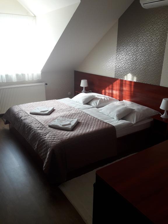 Csillag Panzio Hotel วาค ภายนอก รูปภาพ