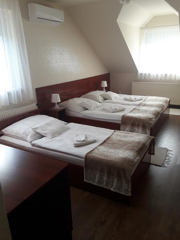 Csillag Panzio Hotel วาค ภายนอก รูปภาพ