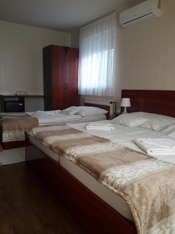 Csillag Panzio Hotel วาค ภายนอก รูปภาพ