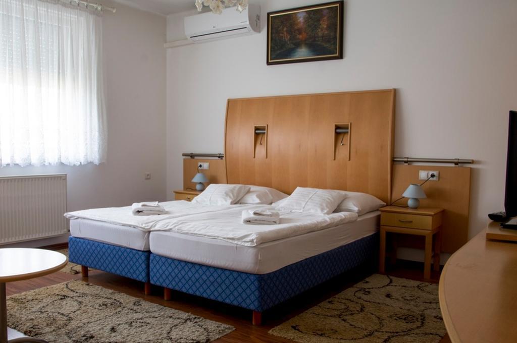 Csillag Panzio Hotel วาค ภายนอก รูปภาพ